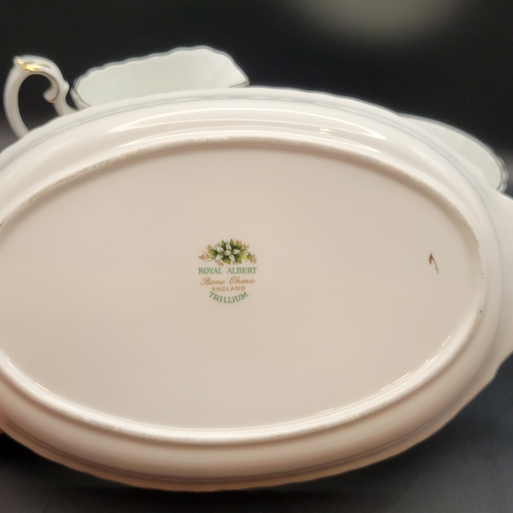 Vintage Royal Albert Cream and Sugar Set. Trillium Pattern. - Picture 7 of 8